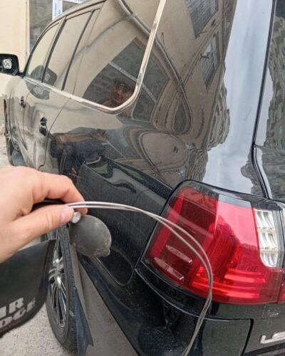 Maşın qapısı açan usta