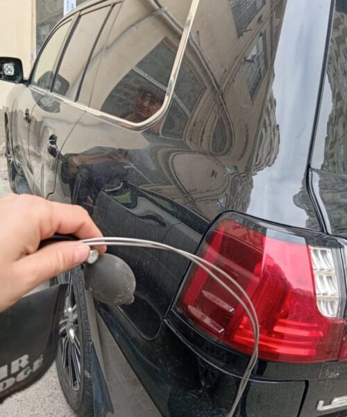 Maşın qapısı açan usta